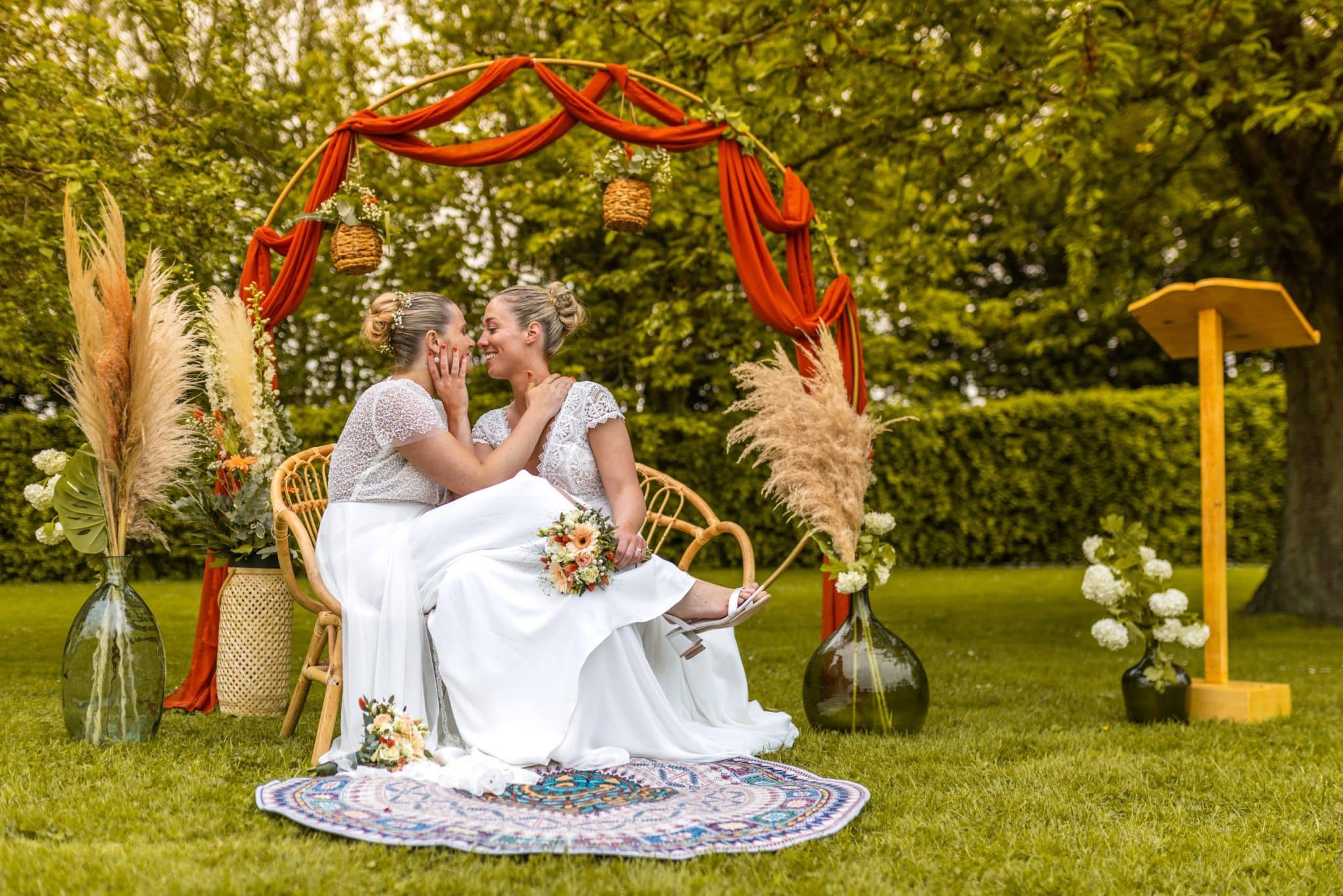Cérémonie laïque en plein air - mariage Claire et Julia Carré du Hélin