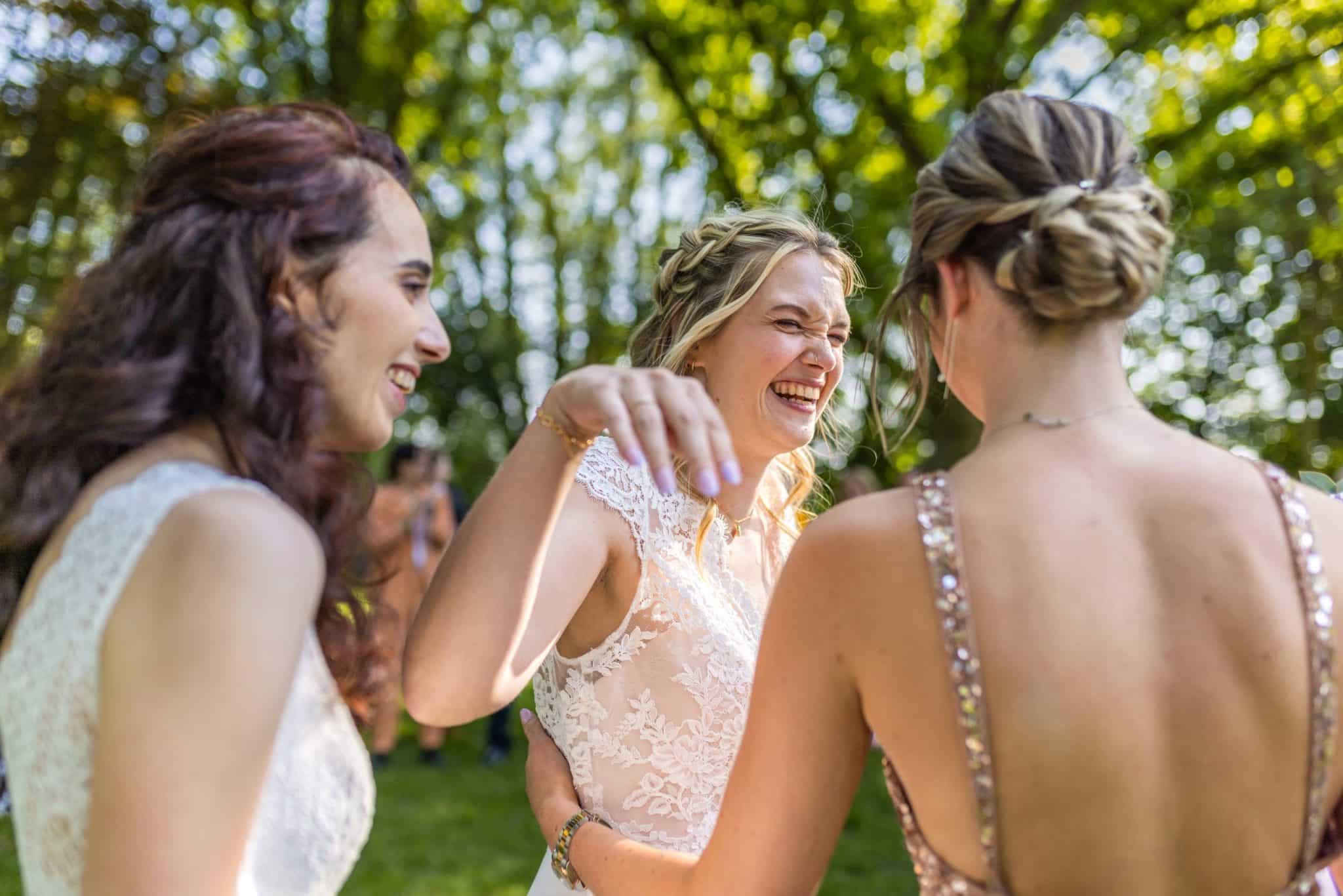 Session couple mariage Sarah et Leïla photographe mariage Lille