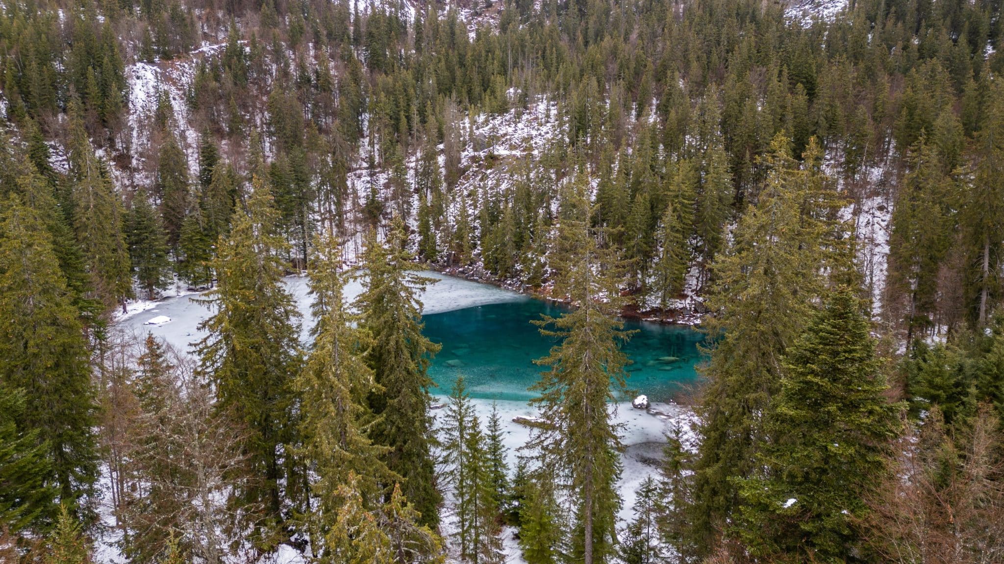Vue aérienne couple mariage Chamonix montagne photographe